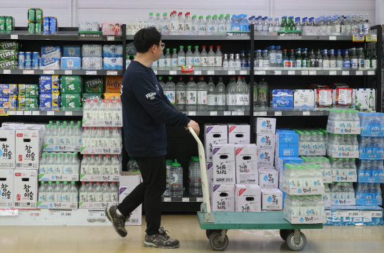 10일 서울 시내 대형마트에 주류 판매대 모습. <연합뉴스>